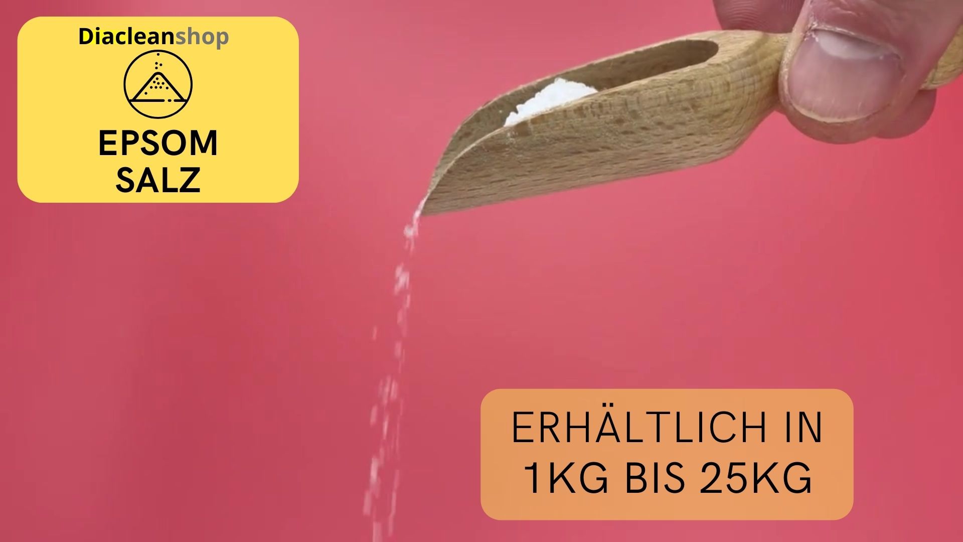 Holzloeffel streut Magnesiumsulfat vor rotem Hintergrund_ mit Text „Erhaeltlich in 1 kg bis 25 kg“