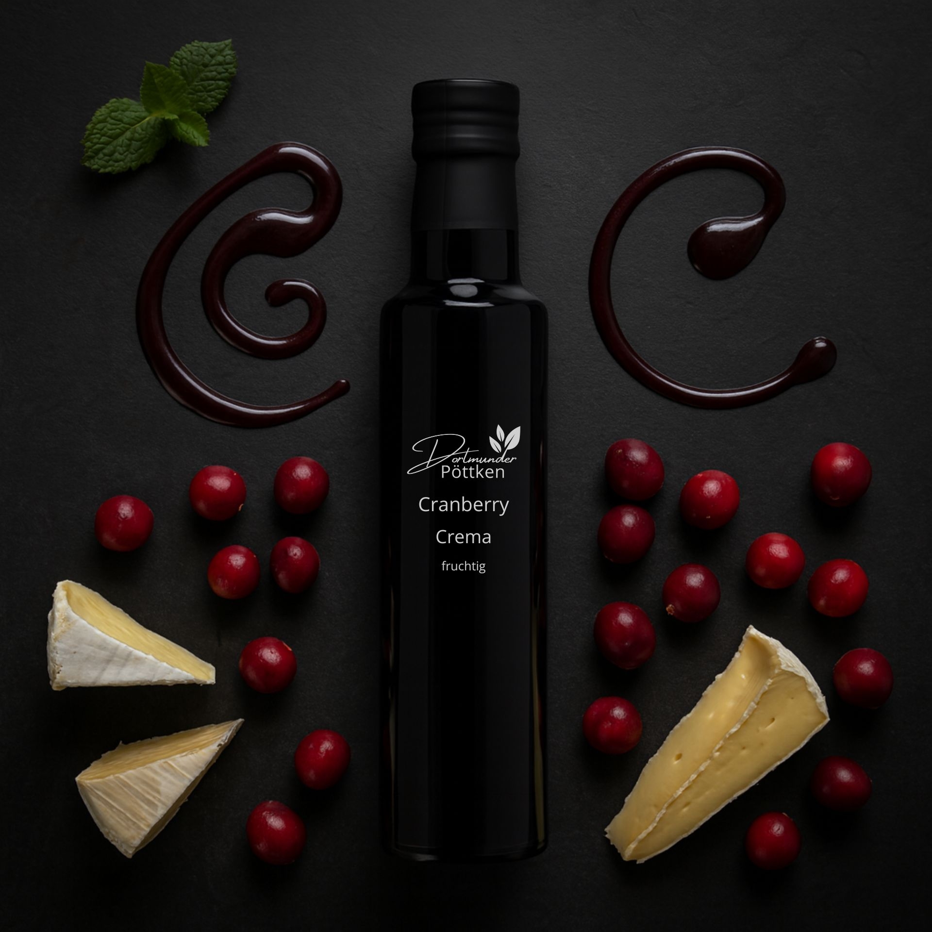 Schwarze Flasche Cranberry Crema mit roten Beeren_ Kaese und kunstvollen Crema-Spuren auf dunklem Hintergrund