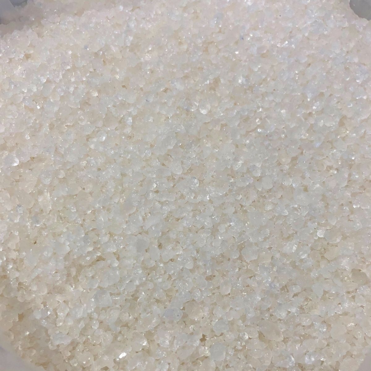 Nahaufnahme von grobkoernigem Badesalz aus dem Toten Meer