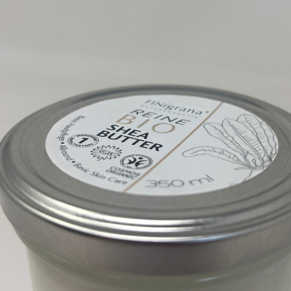 Nahaufnahme des Deckels eines Glases mit 350ml reiner Bio Sheabutter und Bio-Zertifizierung