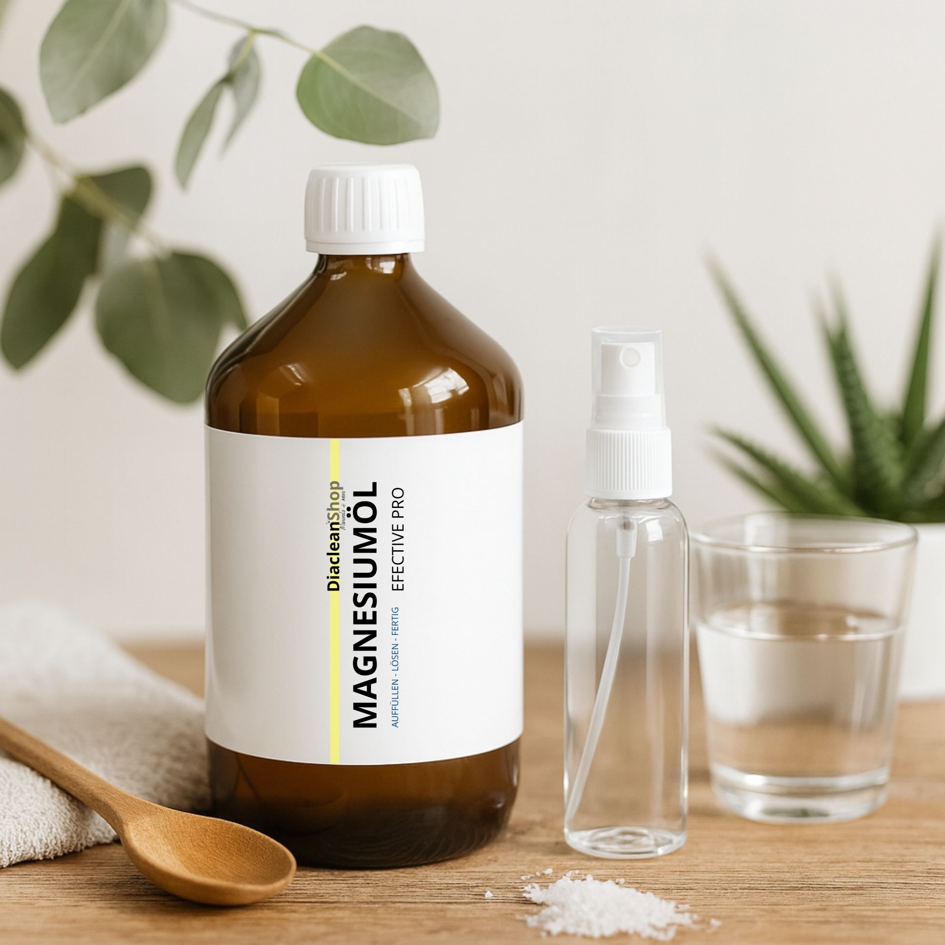 Magnesiumoel Effective Pro 1000ml mit Spruehflasche_ Pflanzen und Glas auf Holztisch
