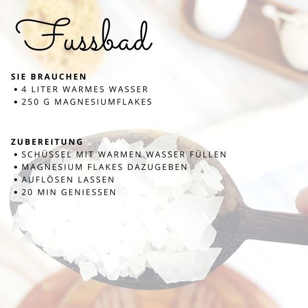 Anleitung fuer ein Fussbad mit Magnesium Flakes auf hellem Hintergrund