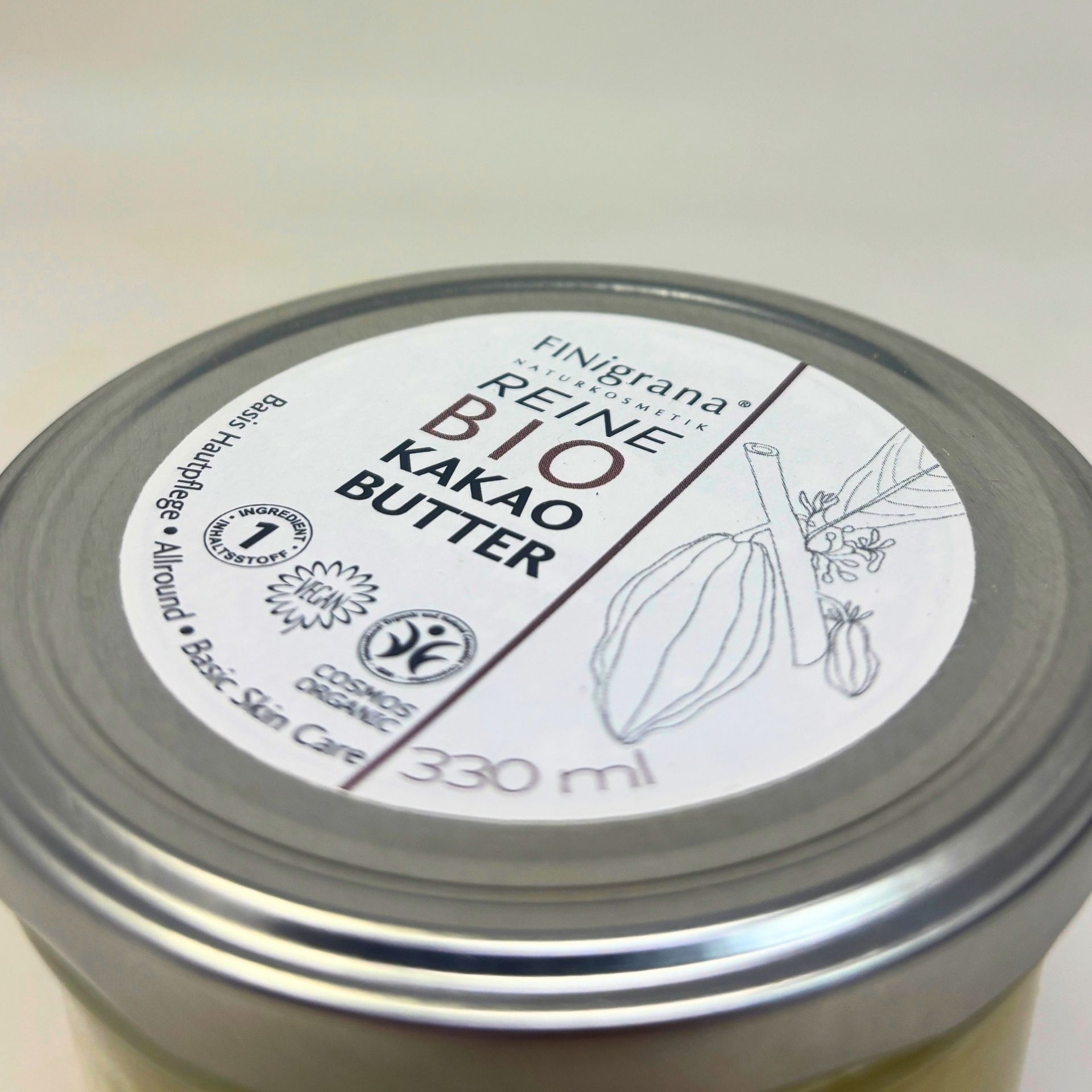 Reine Bio Kakaobutter 350 ml mit Nahaufnahme des Metalldeckels und Produktetiketts
