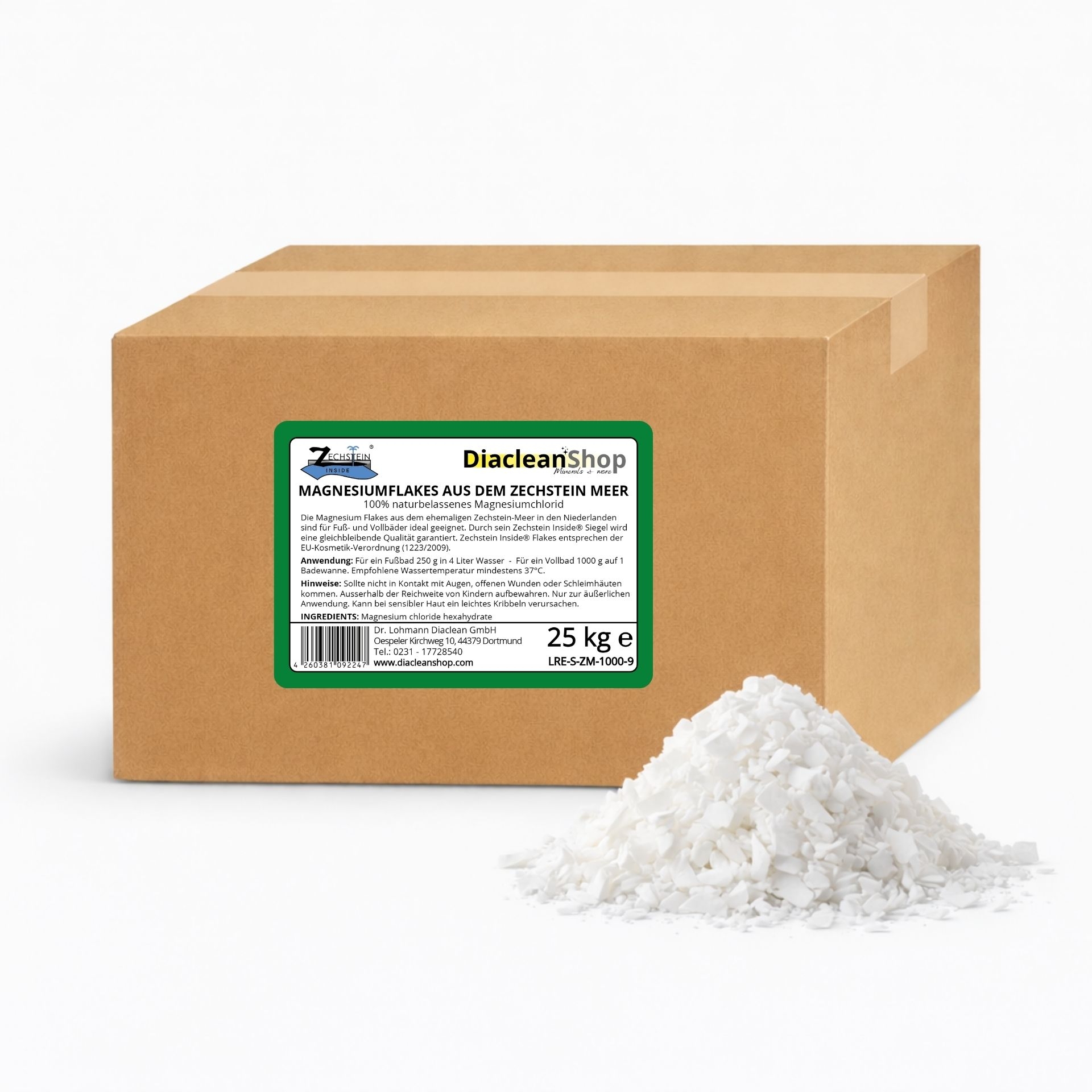 Brauner Karton mit Etikett „Magnesium Flakes aus dem Zechsteinmeer 25 kg“ vom Diacleanshop_ daneben ein weisser Kristallhaufen auf weissem Hintergrund.r