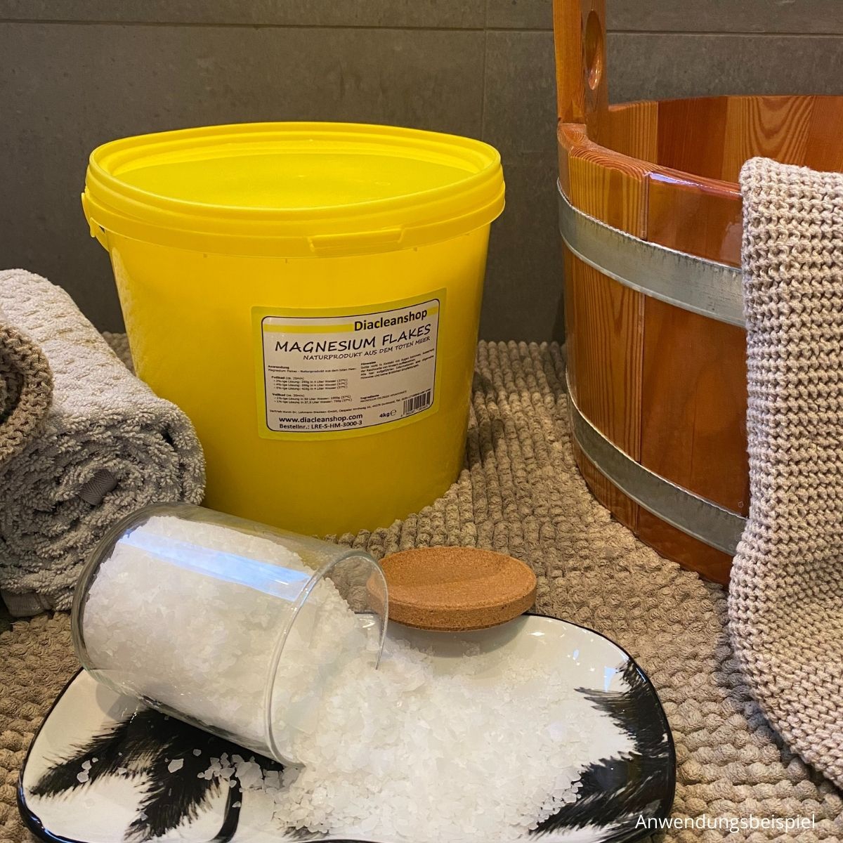 Magnesium Flakes Eimer mit Handtuechern_ Holzwanne und Dekoration