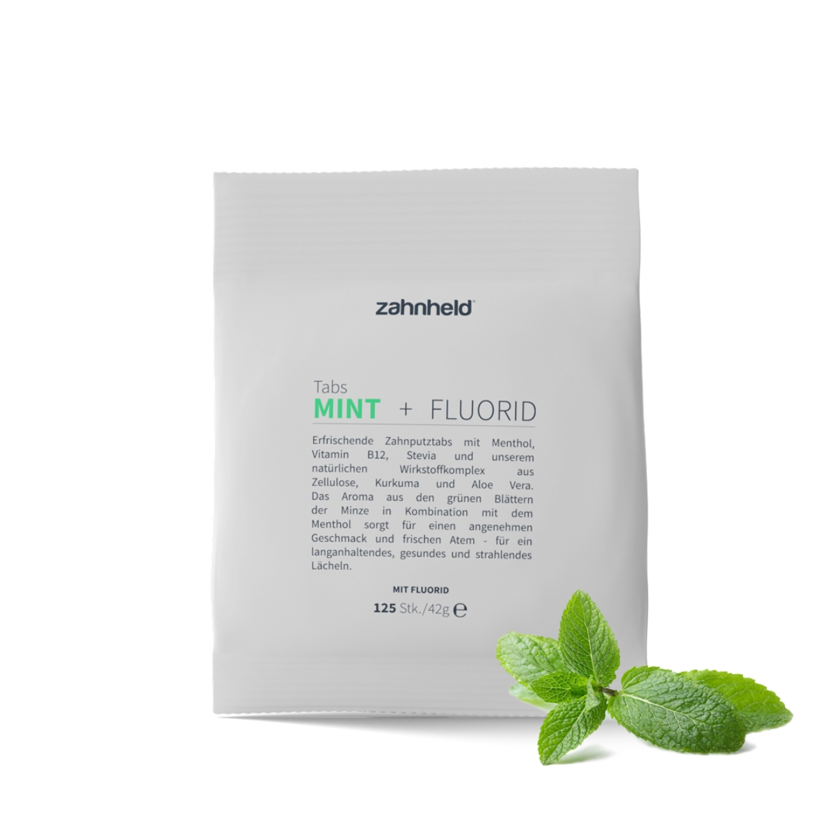 Zahnheld Zahnputztabletten Mint mit Fluorid im weissen Beutel mit Minzblaettern abgebildet