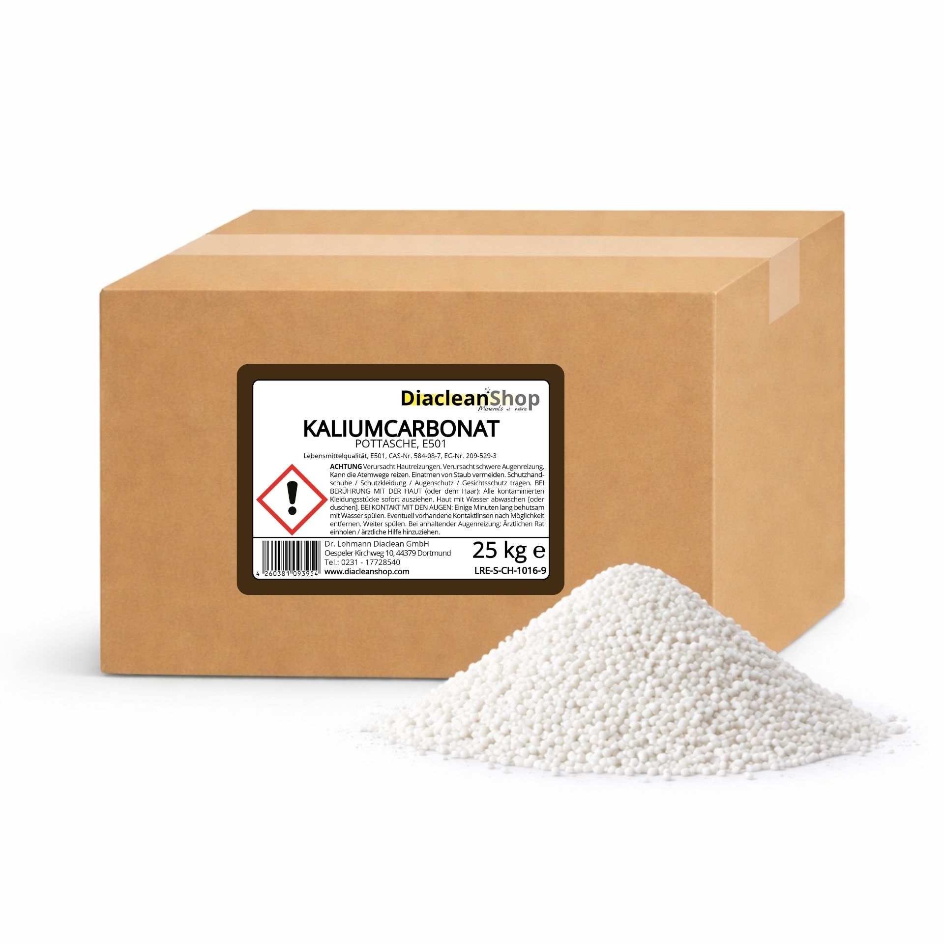 Brauner Karton mit Etikett „Kaliumcarbonat 25 kg“ vom Diacleanshop_ daneben ein weisser koerniger Pulverhaufen auf weissem Hintergrund