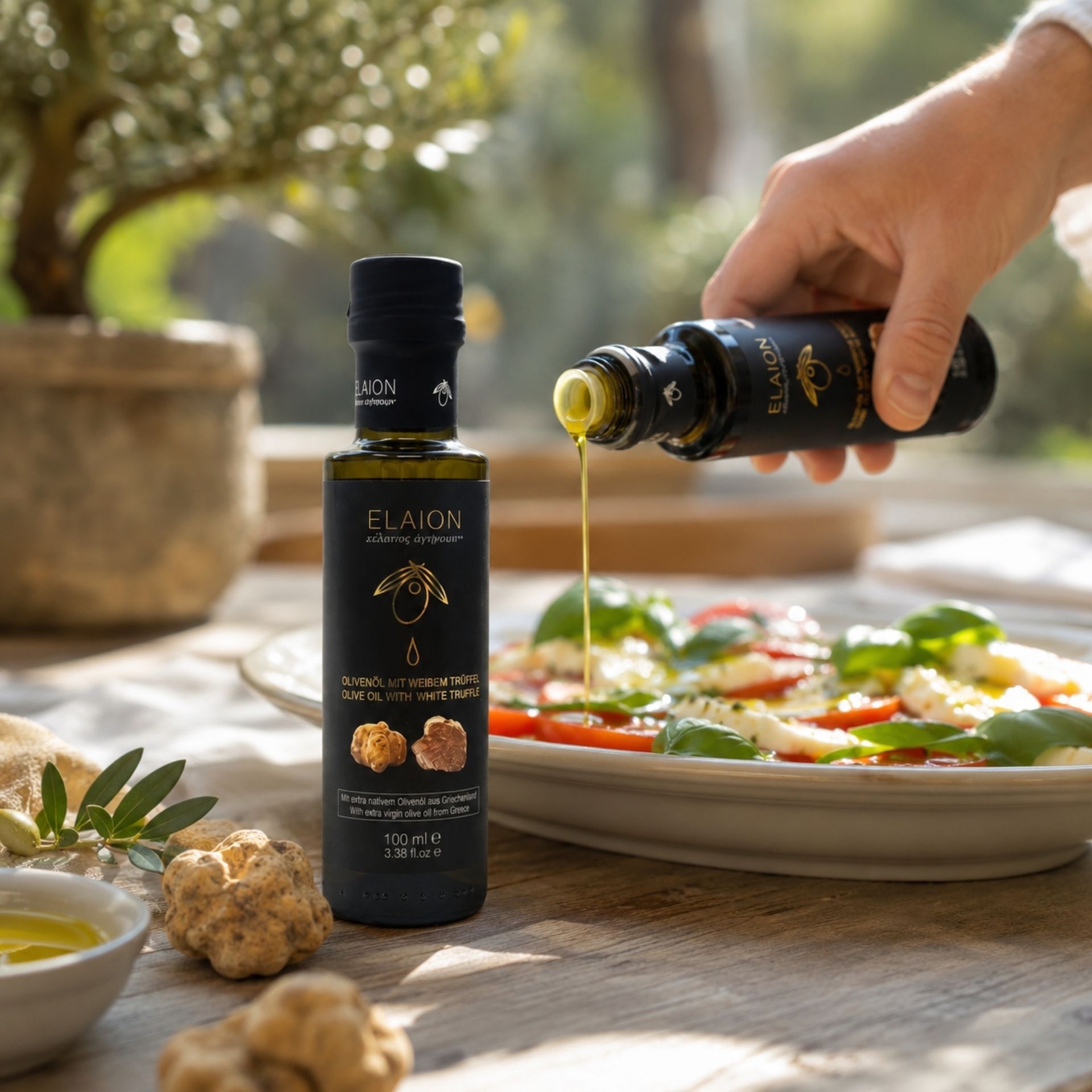 Elaion Olivenoel mit weissem Trueffel 100 ml beim Verfeinern eines Caprese-Salats